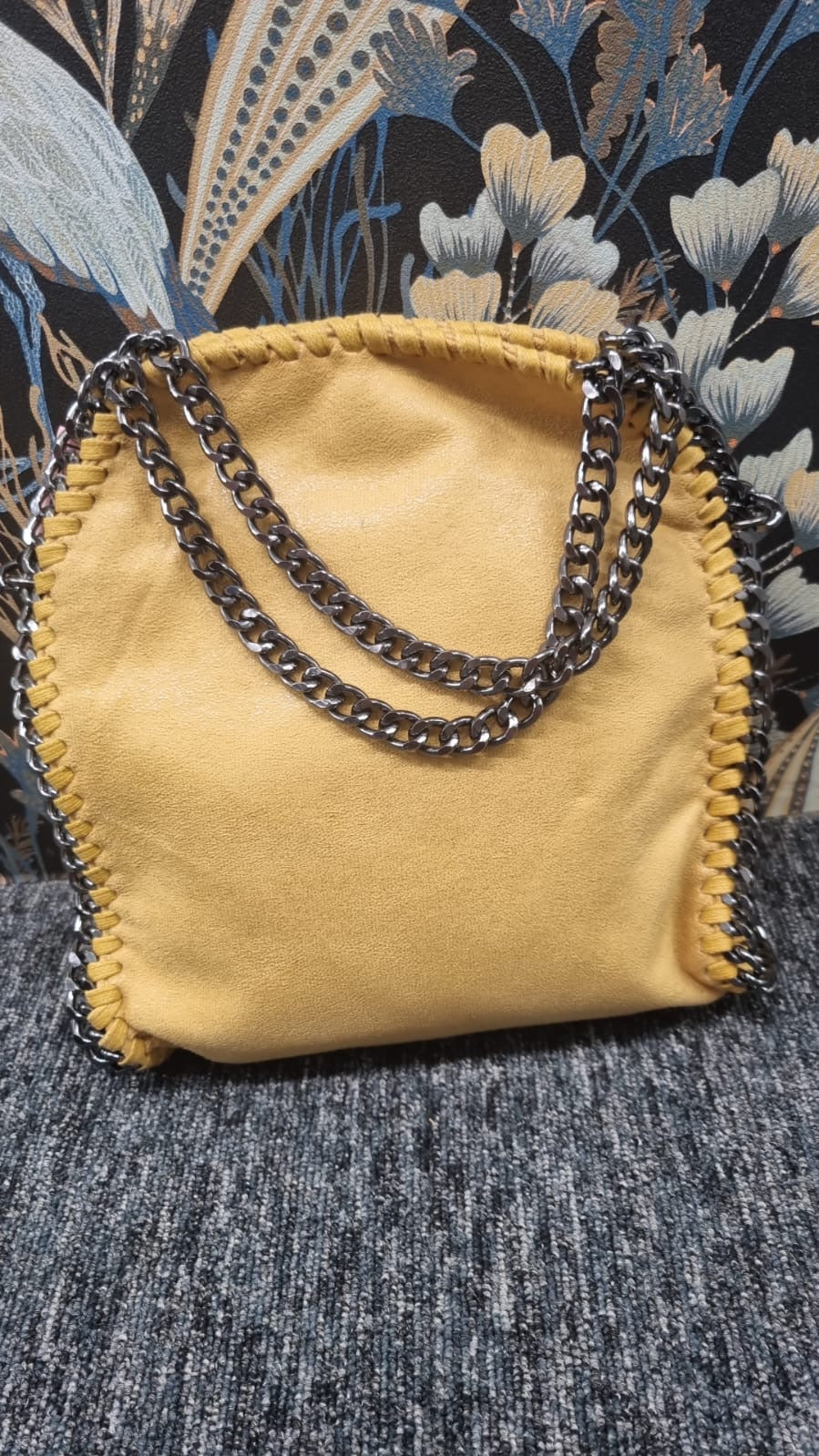 Small chain bag